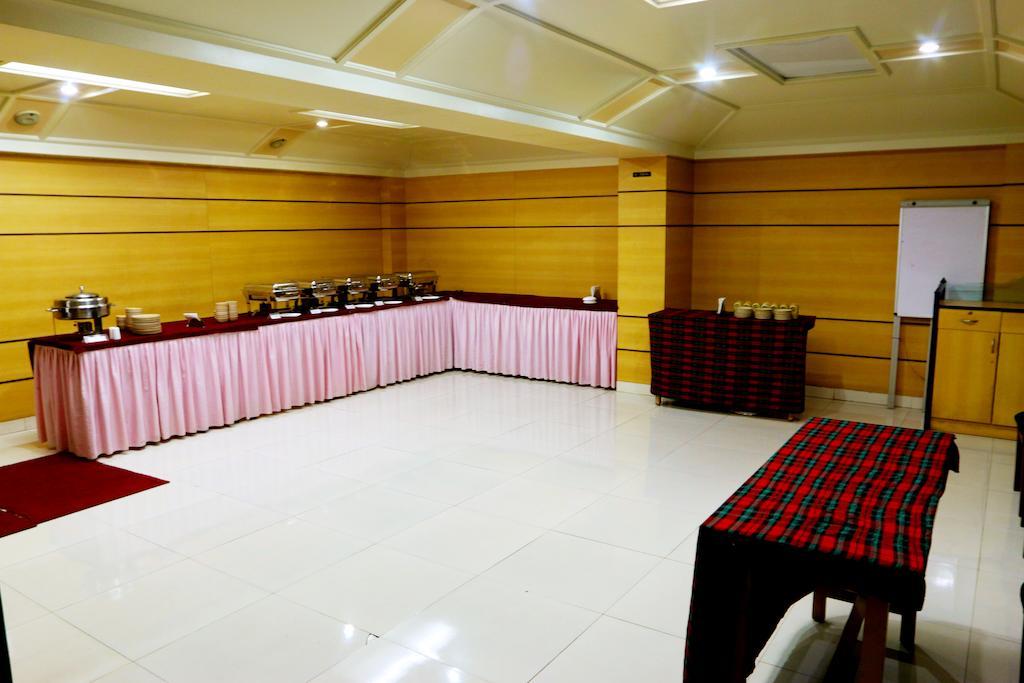 The Ambassador Hotel ปูเน่ ภายนอก รูปภาพ